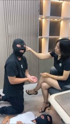 【朱砂痣】女老板责罚业绩垫底的两个员工 bf13957