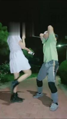 【美离子】超精彩-深夜户外遛狗 【美离子】超精彩-深夜户外遛狗