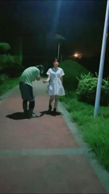 【美离子】超精彩-深夜户外遛狗 【美离子】超精彩-深夜户外遛狗