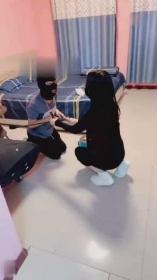 【夏娃】继母把狗儿子圈养在家虐 bf13932