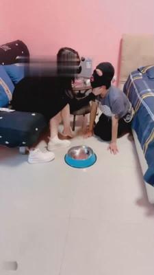 【夏娃】继母把狗儿子圈养在家虐 bf13932
