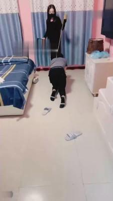【夏娃】继母把狗儿子圈养在家虐 bf13932