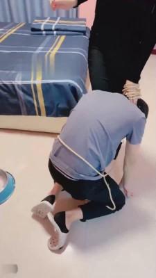【夏娃】继母把狗儿子圈养在家虐 bf13932