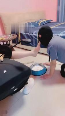 【夏娃】继母把狗儿子圈养在家虐 bf13932