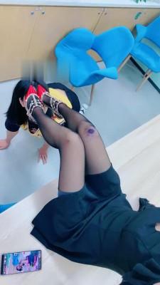 【美离子】办公室调漂亮女奴舔脚 bf17070