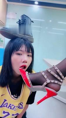 【美离子】办公室调漂亮女奴舔脚 bf17070