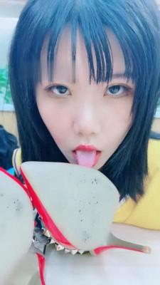 【美离子】办公室调漂亮女奴舔脚 bf17070