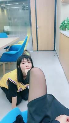 【美离子】办公室调漂亮女奴舔脚 bf17070