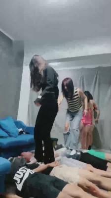 【婷婷】超精彩-大学宿舍群调贱狗奴 bf17140