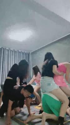 【婷婷】超精彩-大学宿舍群调贱狗奴 bf17140