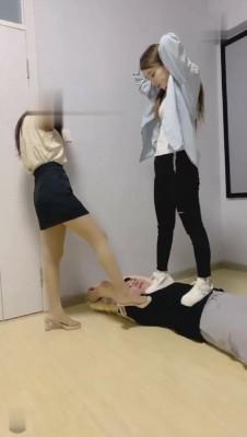 【领主老大】带妹妹见识sm调教现场 JS22081201