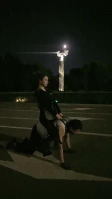 【妮可】夜间户外马路遛狗骑马 bf17158