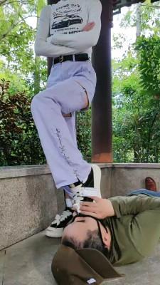 【暴力美学】运动女神户外溜偷拍狗 bf20610