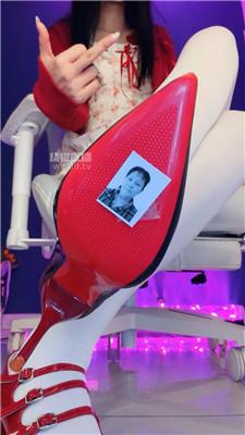 【维妮】洛丽塔辱学长全家    251204-24