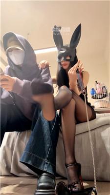 【月影儿】情侣主脚下的贱狗    251125-21
