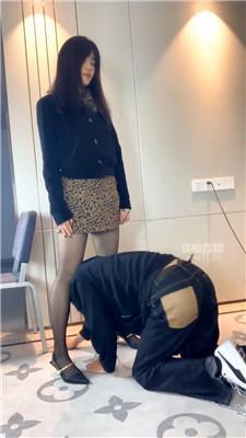 【女生也能很暴力】拴狗链-高跟黑丝踩-暴揍 JS251217-6