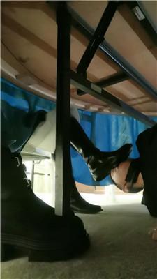 【文文文】桌底舔吃多女神脏鞋 JS251217-4