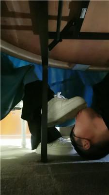 【文文文】桌底舔吃多女神脏鞋 JS251217-4