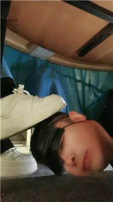 【文文文】桌底舔吃多女神脏鞋 JS251217-4