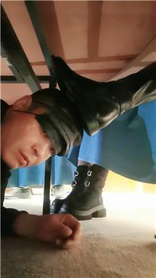 【文文文】桌底舔吃多女神脏鞋 JS251217-4