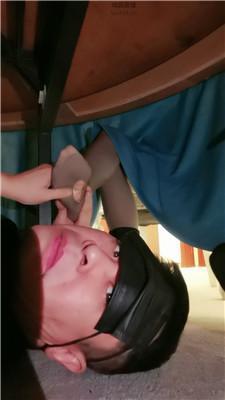 【文文文】桌底舔吃多女神脏鞋 JS251217-4
