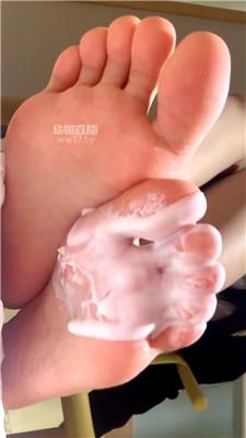 【小琳】裸足诱惑踩踏食物    251226-26