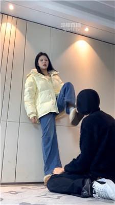 【女生也能很暴力】白袜气味辱-狠抽耳光踩踏 bf60044