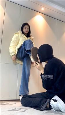 【女生也能很暴力】白袜气味辱-狠抽耳光踩踏 bf60044