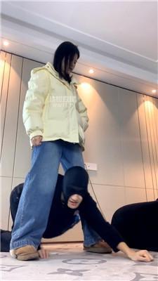 【女生也能很暴力】白袜气味辱-狠抽耳光踩踏 bf60044