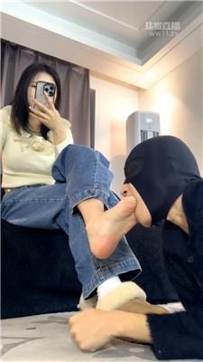【女生也能很暴力】白袜气味辱-狠抽耳光踩踏 bf60044