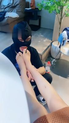 【艾莉】开发上门按摩技师舔裸足