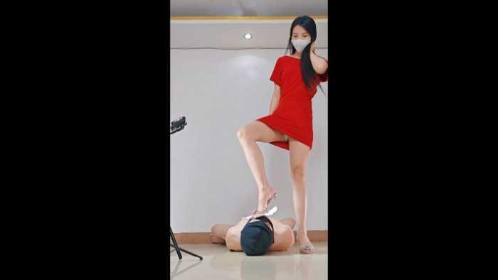 小贝祖宗性感后妈裙，红色美甲，网红透明高跟红金姨妈巾羞辱 YC-250523-5